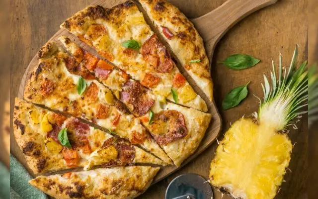 pizza hawaïenne à l'ananas et au jambon