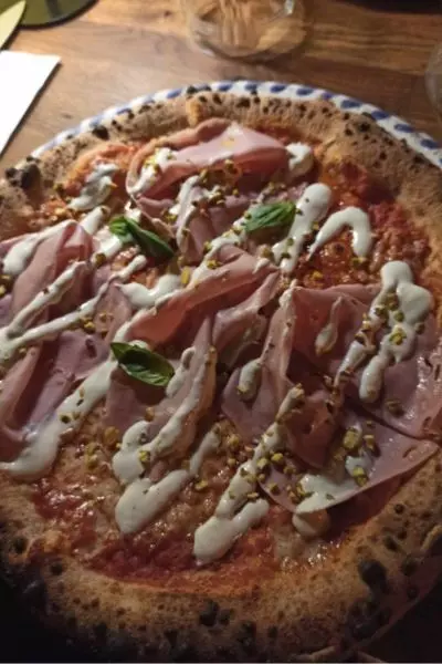 pizza stracciatella à la mortadelle et pistache