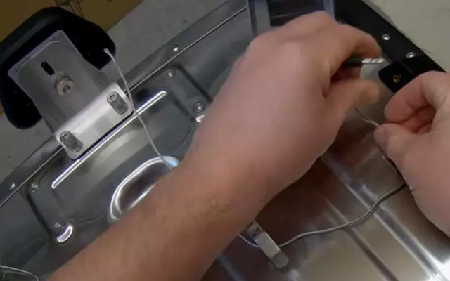 Comment installer le thermomètre du Ooni Karu 16 ?