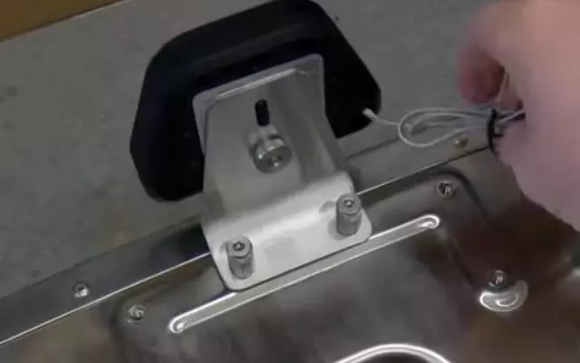 Comment installer le thermomètre du Ooni Karu 16 ?