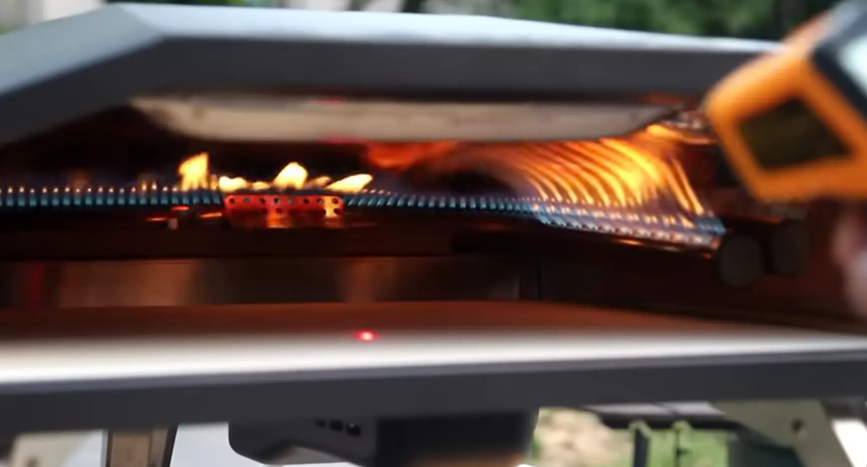 Flamme à l'intérieur d'un four à pizza à gaz