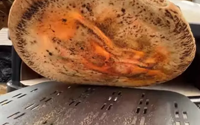 Dessous de la pizza napolitaine cuite avec le Gozney Arc XL